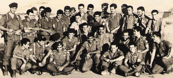 Первый выпуск спецназа военной разведки МАТКАЛЬ 1958г. Обратите внимания что часть бойцов имеют характерную восточную внешность, вторая часть бойцов с европейской внешностью. На этом фото и сам Арнан (стоит второй слева), также будущий премьер-министр Израиля Эхуд Барак - (сидит третий справа).