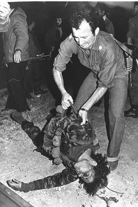 Эхуд Барак у трупа убитого боевика.
