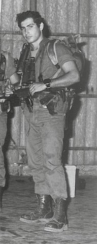 Биньямин Нетаниягу (младший брат Йонатана) боец МАТКАЛЬ, действующий премьер министр Израиля.