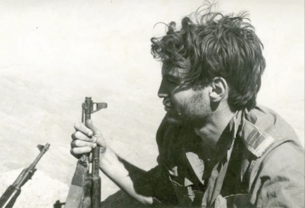 Капитан Узи Даян гора Хермон 1973. Заметьте, что учитывая диверсионный характер операции бойцы вооружены АК.