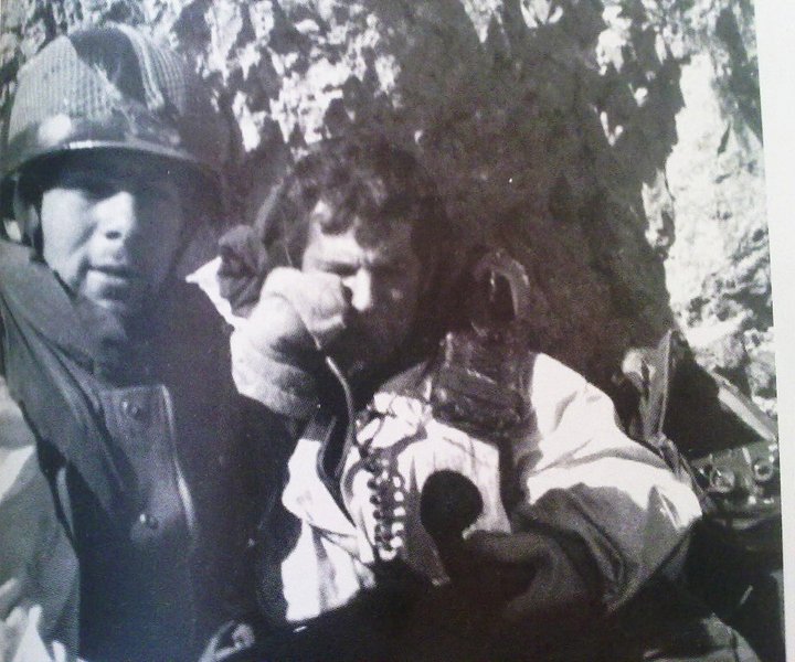 Амирам Левин (справа) - командир штурмового отряда взявшего вершину.