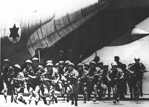 Высадка десанта с хвоста С-130 Геркулес.