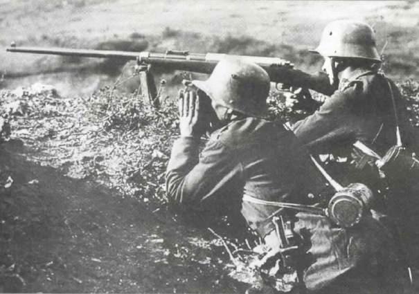 Немецкие солдаты на позиции с ПТР Mauser T-Gewehr