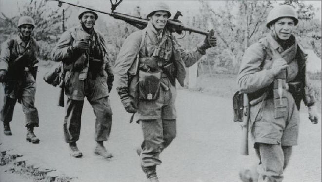 Немецкие десантники на марше, на плече бойца PzB 39