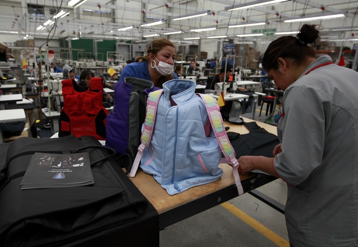 Производство бронированной одежды на фабрике Мигеля Кабальеро на окраине Боготы в Колумбии
