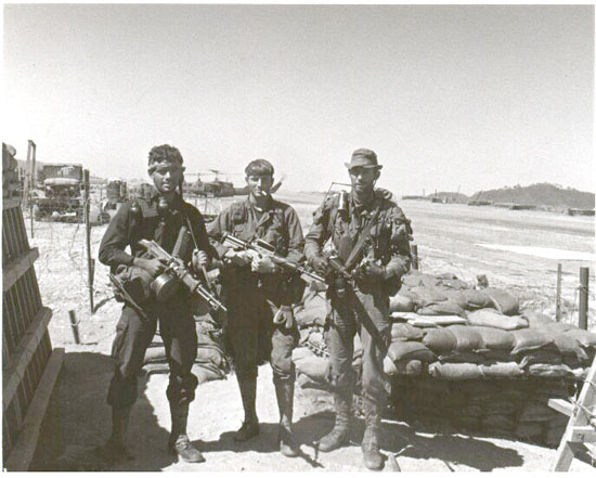 Отряд MACV SOG , Вьетнам. Слева Ed Wolcoff с укороченным РПД.
