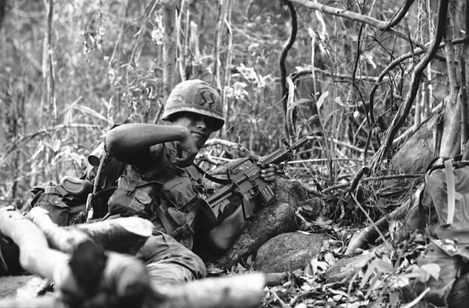 Десантник США с AR-15 во Вьетнаме, 1967 г.