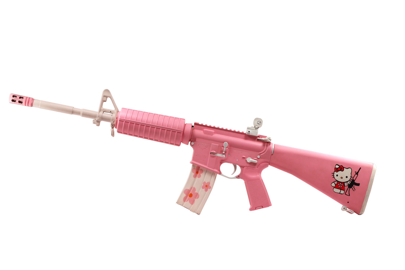 Встречаются даже симпатичные розовые винтовки с надписью Hello Kitty