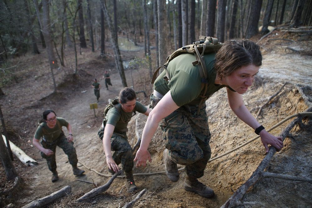 Жінки-морпіхи піднімаються на пагорб під час курсу морської бойової підготовки (MCT) на Базі морської піхоти Кемп-Леджен в Джексонвілл, Північна Кароліна, 20 лютого 2013 року. 