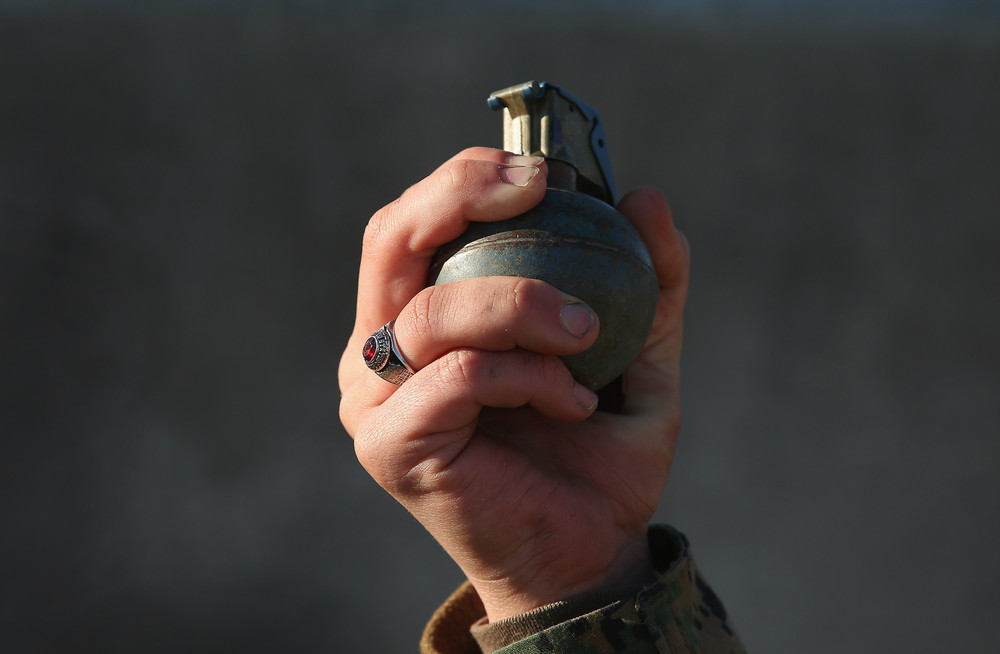 Морський піхотинець збирається кинути навчальну гранату під час навчань на курсі морської бойової підготовки (MCT), 20 лютого 2013 року. Курс проходить на Базі морської піхоти Кемп-Леджен в Джексонвілл, Північна Кароліна. 
