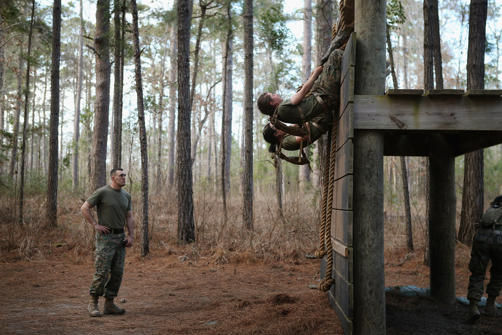 Сержант Адам Льюис из Омахи, штат Айова, обучает и контролирует женщин, проходящих курс морской боевой подготовки (MCT) на Базе морской пехоты Кэмп-Лэджен в Джэксонвилле, Северная Каролина, 20 февраля 2013 года.