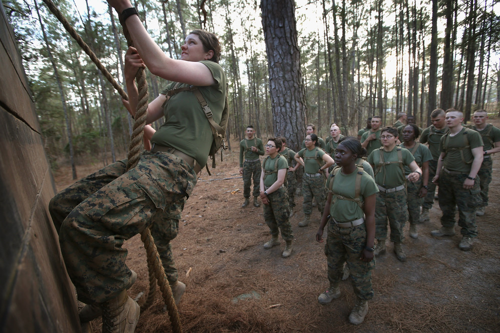 Жінки та чоловіки на рівних долають перешкоди під час тесту на витривалість, що входить в курс морської бойової підготовки (MCT), 20 лютого 2013 року. Курс проходить на Базі морської піхоти Кемп-Леджен в Джексонвілл, Північна Кароліна.