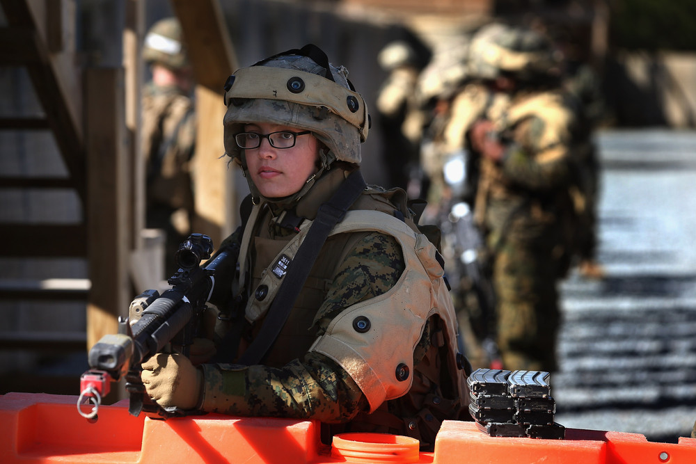 Рядовий Хлоя Осборн з Хіллсборо, штат Орегон, зайняла позицію на пропускному пункті під час гри, яка імітує військову ситуацію під час курсу морської бойової підготовки (MCT), 20 лютого 2013 року. Курс проходить на Базі морської піхоти Кемп-Леджен в Джексонвілл, Північна Кароліна.