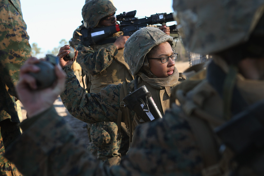 Рядовий Джина Родрігес збирається кинути навчальну гранату під час навчань на курсі з морської бойової підготовки (MCT), 20 лютого 2013 року. Курс проходить на Базі морської піхоти Кемп-Леджен в Джексонвілл, Північна Кароліна. 