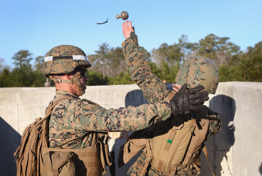 Рядовий Джина Родрігес збирається кинути навчальну гранату під час навчань на курсі морської бойової підготовки (MCT), 20 лютого 2013 року. Курс проходить на Базі морської піхоти Кемп-Леджен в Джексонвілл, Північна Кароліна. 
