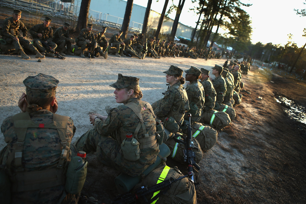 Чоловіки та жінки чекають початку 15-кілометрового нічного маршу під час курсу морської бойової підготовки (MCT), 21 лютого 2013 року. Курс проходить на Базі морської піхоти Кемп-Леджен в Джексонвілл, Північна Кароліна. 