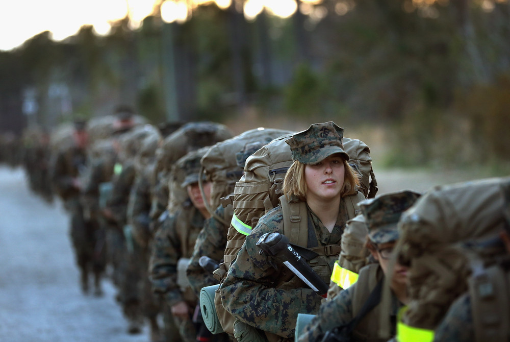 Рядовий 1-го класу Шевль Вудард з Гранд Прейрі, штат Техас, готується до 15-кілометровому нічному маршу, 21 лютого 2013 року. Рядовий проходить курс морської бойової підготовки (MCT) на Базі морської піхоти Кемп-Леджен в Джексонвілл, Північна Кароліна 