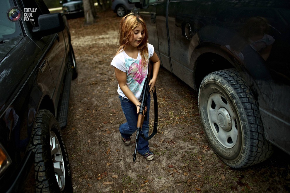 Дев'ятирічна Бріанна з АК-47 зараз відправиться на польові навчання в Старому місті
