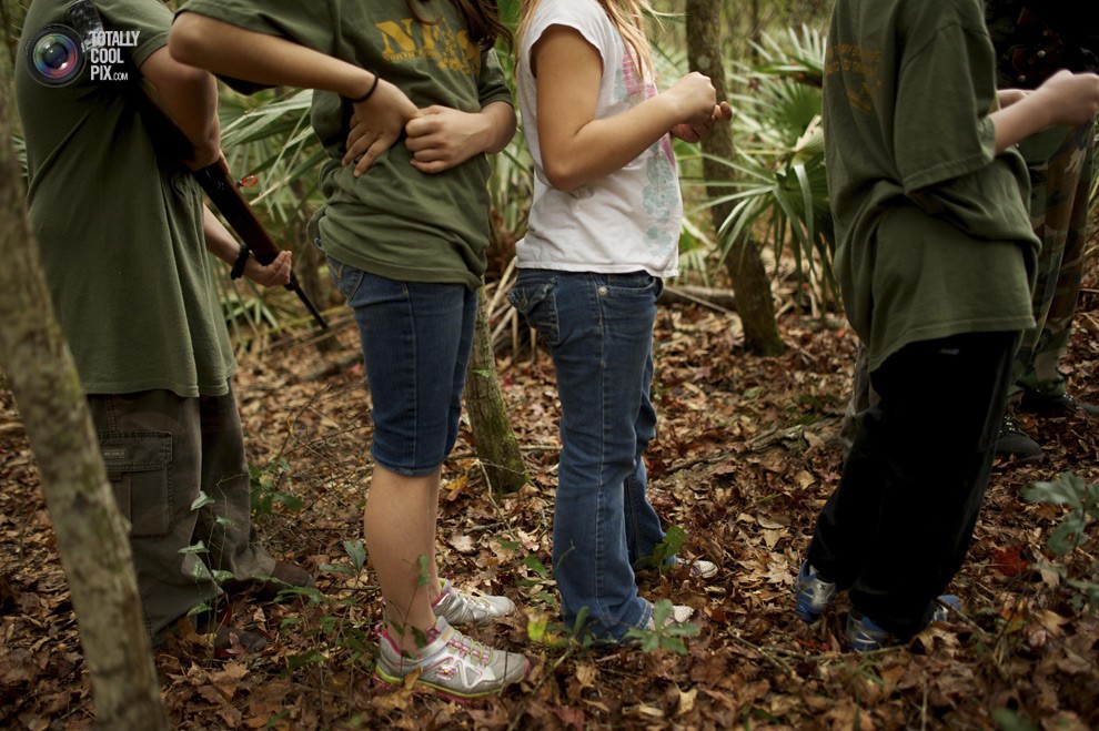 Группа детей в лесу во время полевых уроков по выживанию