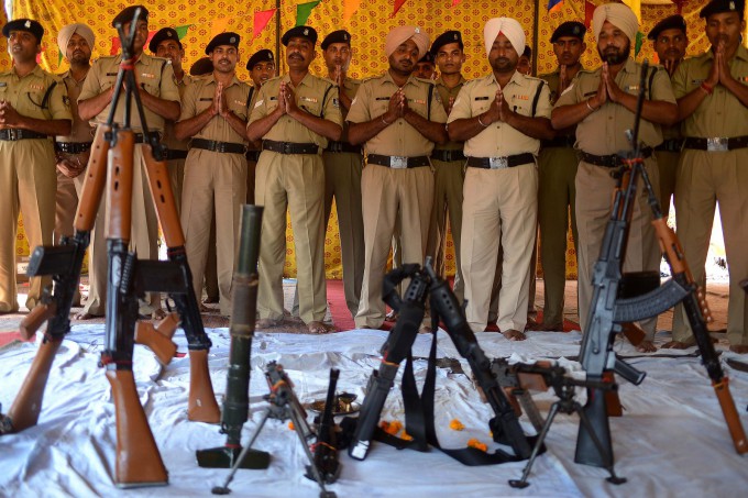 Обряд вшанування зброї в Індії 