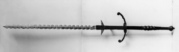 Двуручный меч фламберг