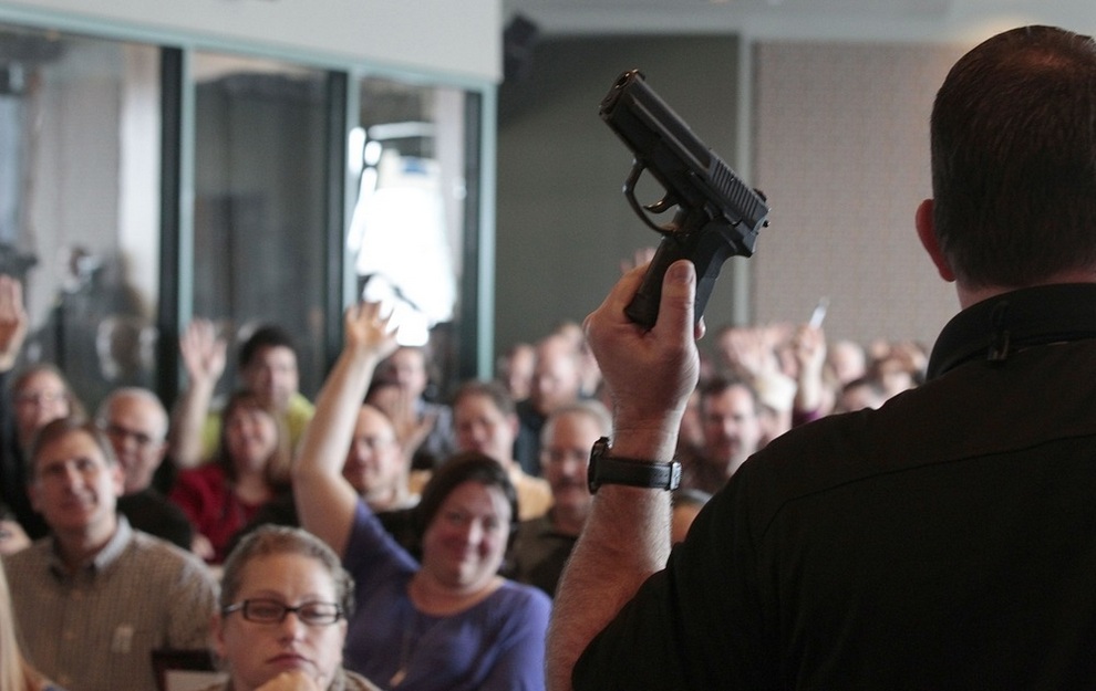 Школьные учителя из города Вест-Вэлли-Сити, штат Юта, США, проходят курсы по применению огнестрельного оружия.