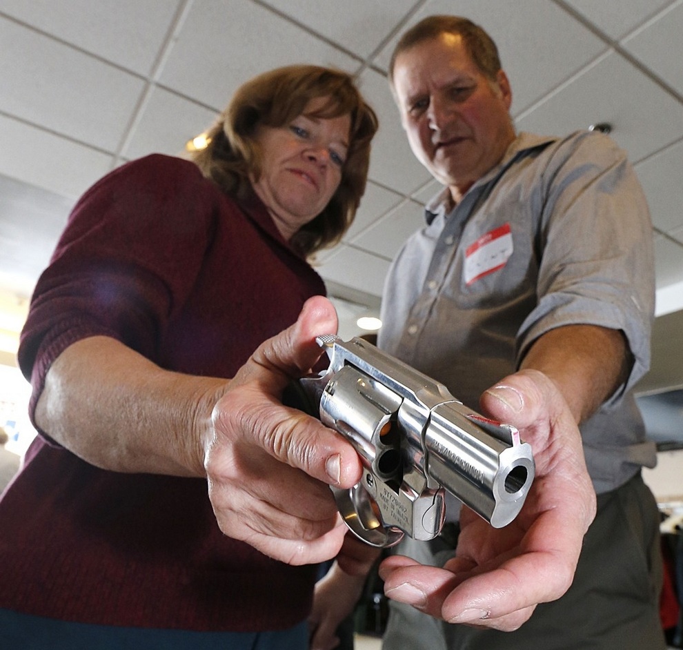 Інструктор Клінт Саймон показує вчительці, як користуватися револьвером.