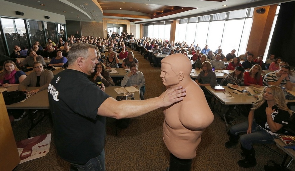 CEO компанії OPSGEAR Девід Бернелл навчає вчителів прийомам самозахисту.