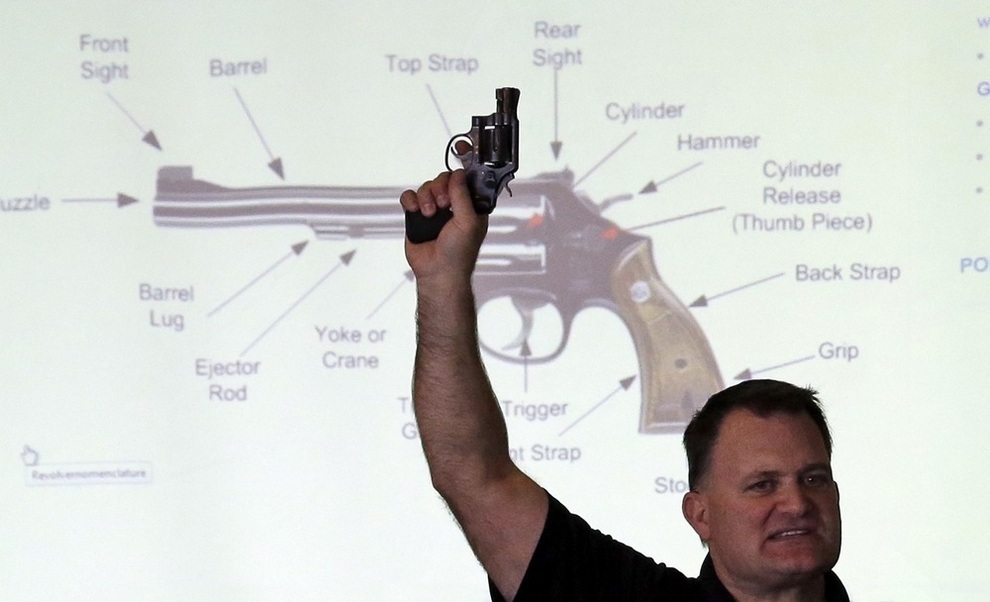 Председатель Совета спортивной стрельбы штата Юта Кларк Апошьян рассказывает об устройстве револьвера.