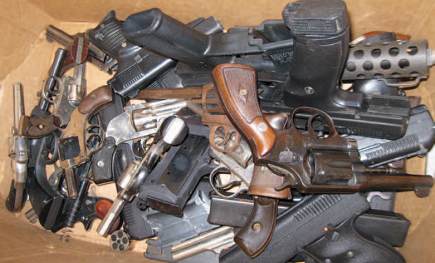 Коробка неисправных пистолетов и револьверов в ожидании уничтожения.