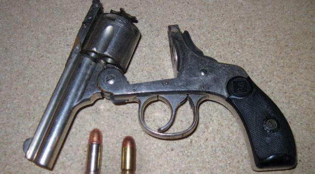 Револьвер викрадача автомобілів. Стріляє набоями .38 S&W (ліворуч), але був заряджений набоями для автоматичних пістолетів .380 ACP (праворуч ).