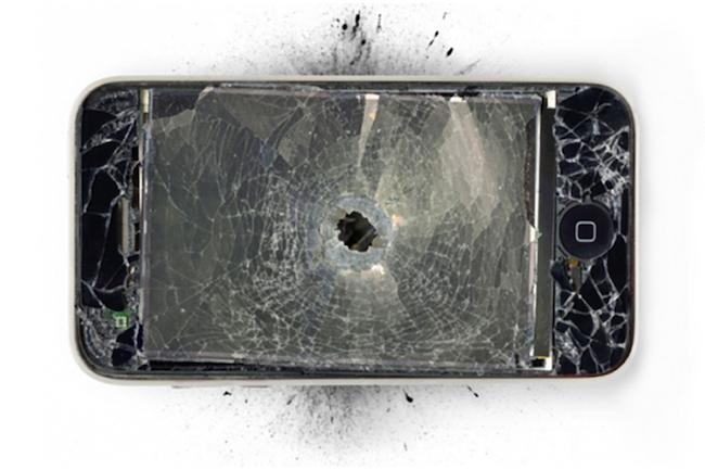 Вот как выглядит iPhone, если в него выстрелить