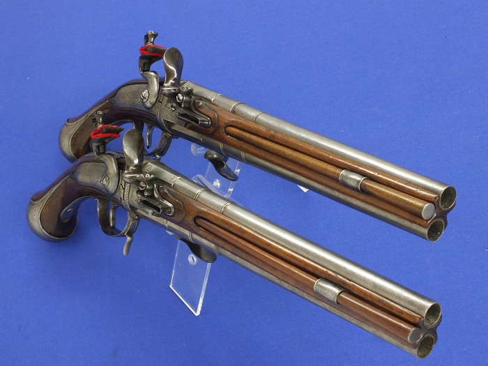 Пара пистолетов с поворачивающимся блоком стволов и единым курком. 18-й век.