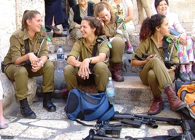 Девушки-военнослужащие на улицах Израиля