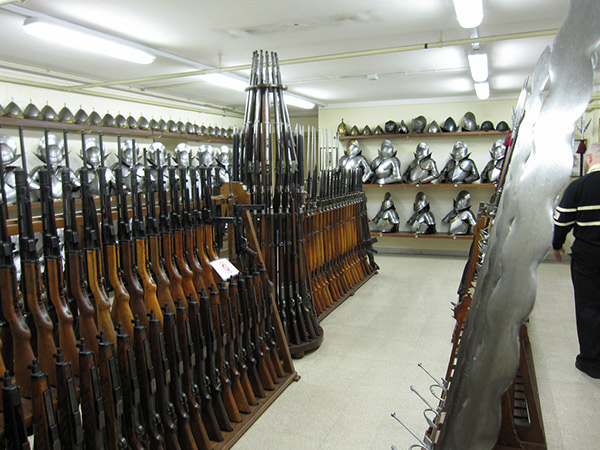 …почти забытые пистолеты-пулеметы MKPO (слева внизу) и пара MP43-44 (слева вверху). Кстати, обратите внимание на двуручные мечи в правой части фотографии