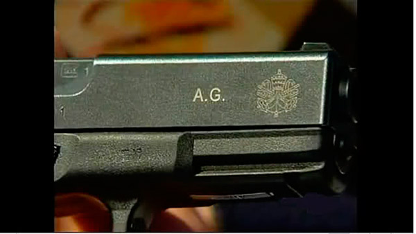 Зброя швейцарських гвардійців, наприклад цей Glock 19, має клеймо з символікою Ватикану