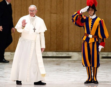 Папа Римський Франциск і швейцарський гвардієць,що віддає йому військову честь.