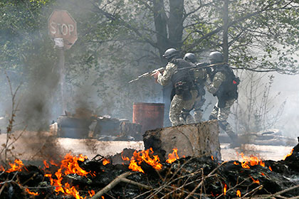 Cпецоперация МВД на окраине Славянска, 24 апреля 2014 Фото: Глеб Гаранич / Reuters
