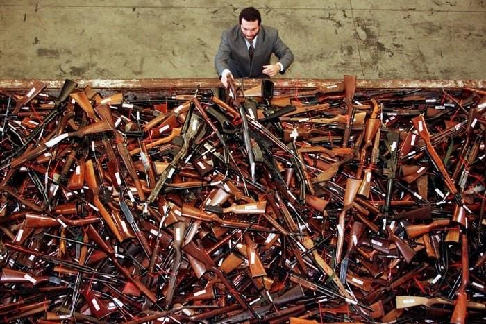 1997 рік Поліцейський інспектує 4,500 одиниць зброї, яку уряд Австралії викупив у Сіднеї