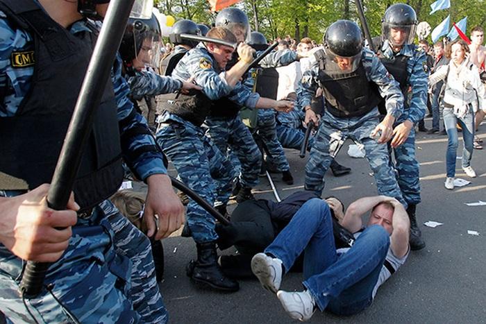 Полицейських РФ звільняють від відповідальності за тілесні ушкодження громадян
