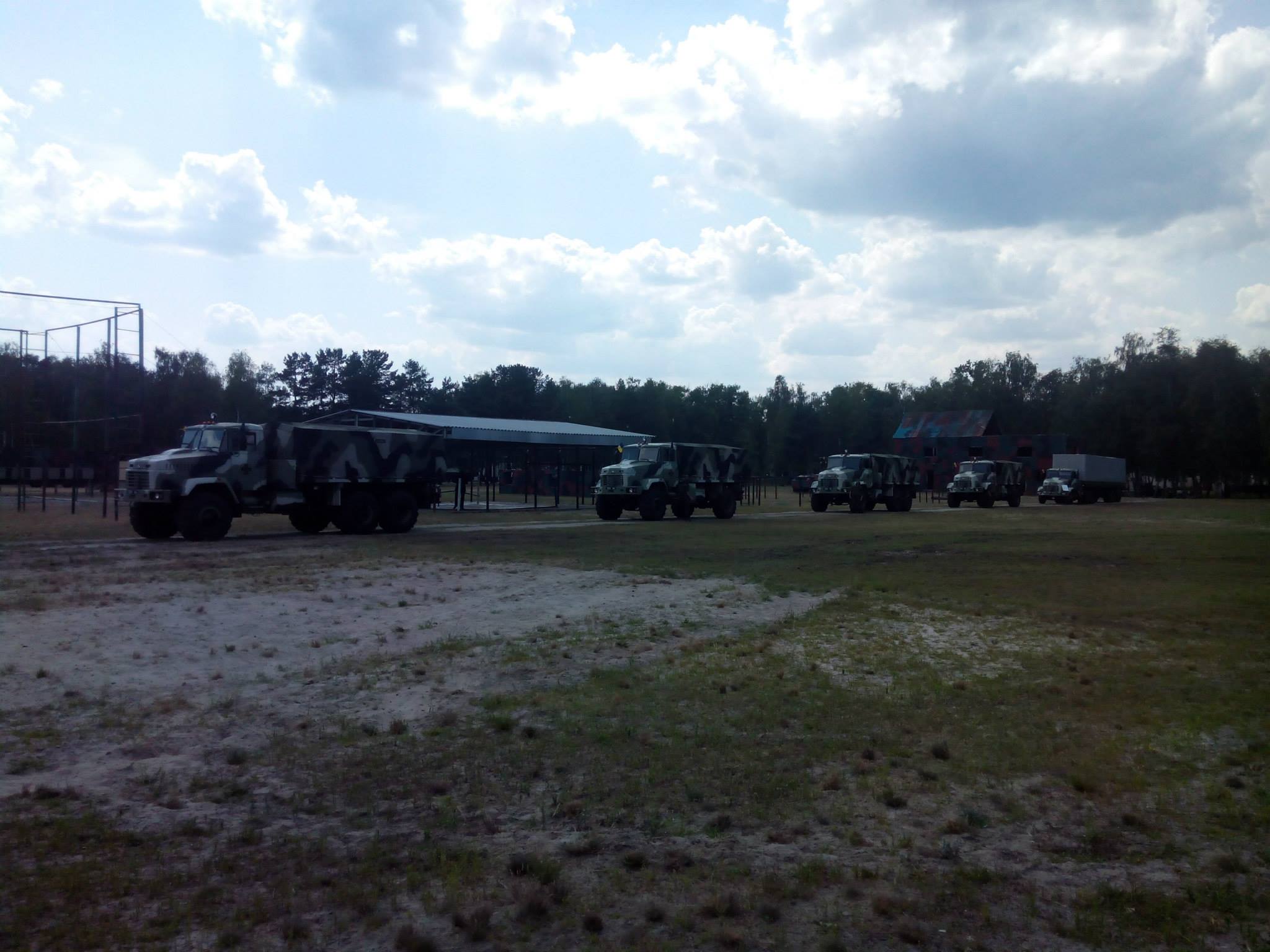 Военные грузовики КрАЗ с бронированным салоном экипажа