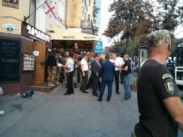 Озброєні люди в масках намагались захопити ресторан у центрі Києва