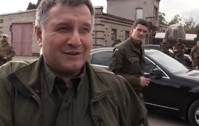 Глава МВД Аваков продемонстрировал собственное оружие