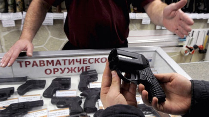 Геращенко рекомендує журналістам купувати травматику
