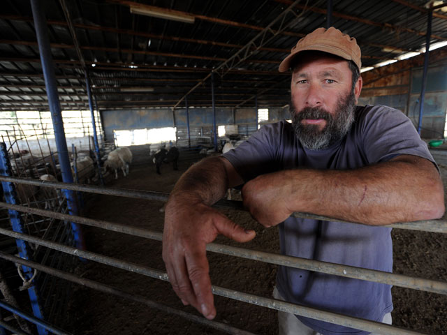 На фото Шай Дроми на своей ферме или, как говорят в Израиле, кибуце 