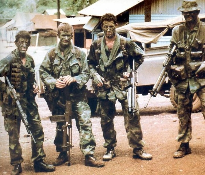 FN FAL использовалась еще и в джунглях Вьетнама подразделениями канадской и австралийской армий.