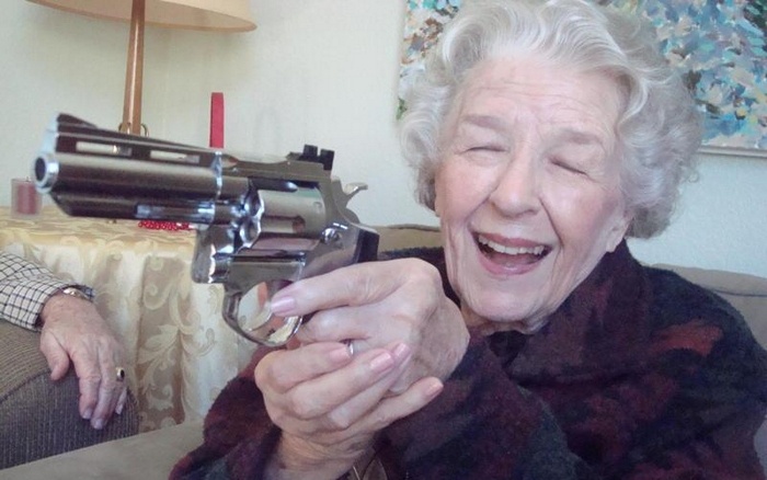 Бабця зчинила стрілянину проти озброєних грабіжників