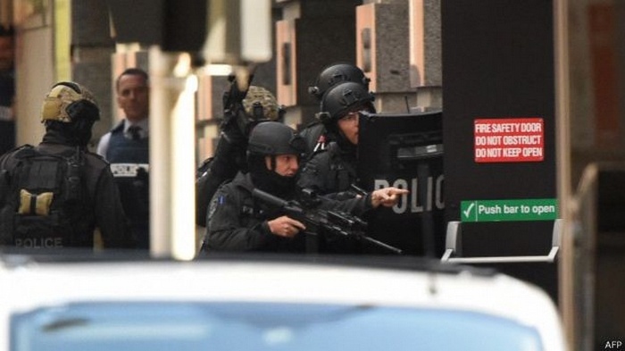 В центре Сиднея террористы захватили несколько десятков заложников 