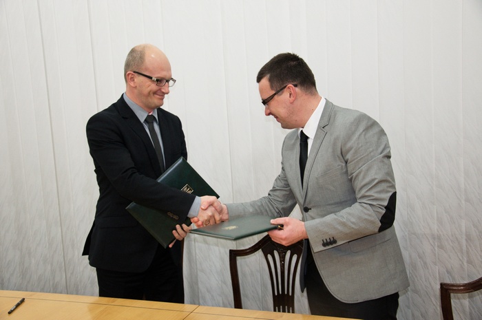 Договір про співпрацю підписали Перший заступник генерального директора «Укроборонпром» Сергій Пінькас та Голова правління компанії «Lubawa S.A.» Марчін Кубіц.