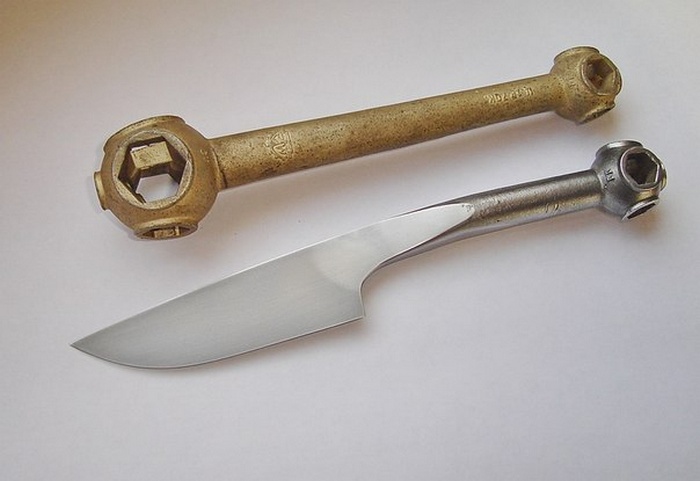 Нож, выкованный из универсального гаечного ключа, имеет булатный рисунок, на фото плохо различимый.